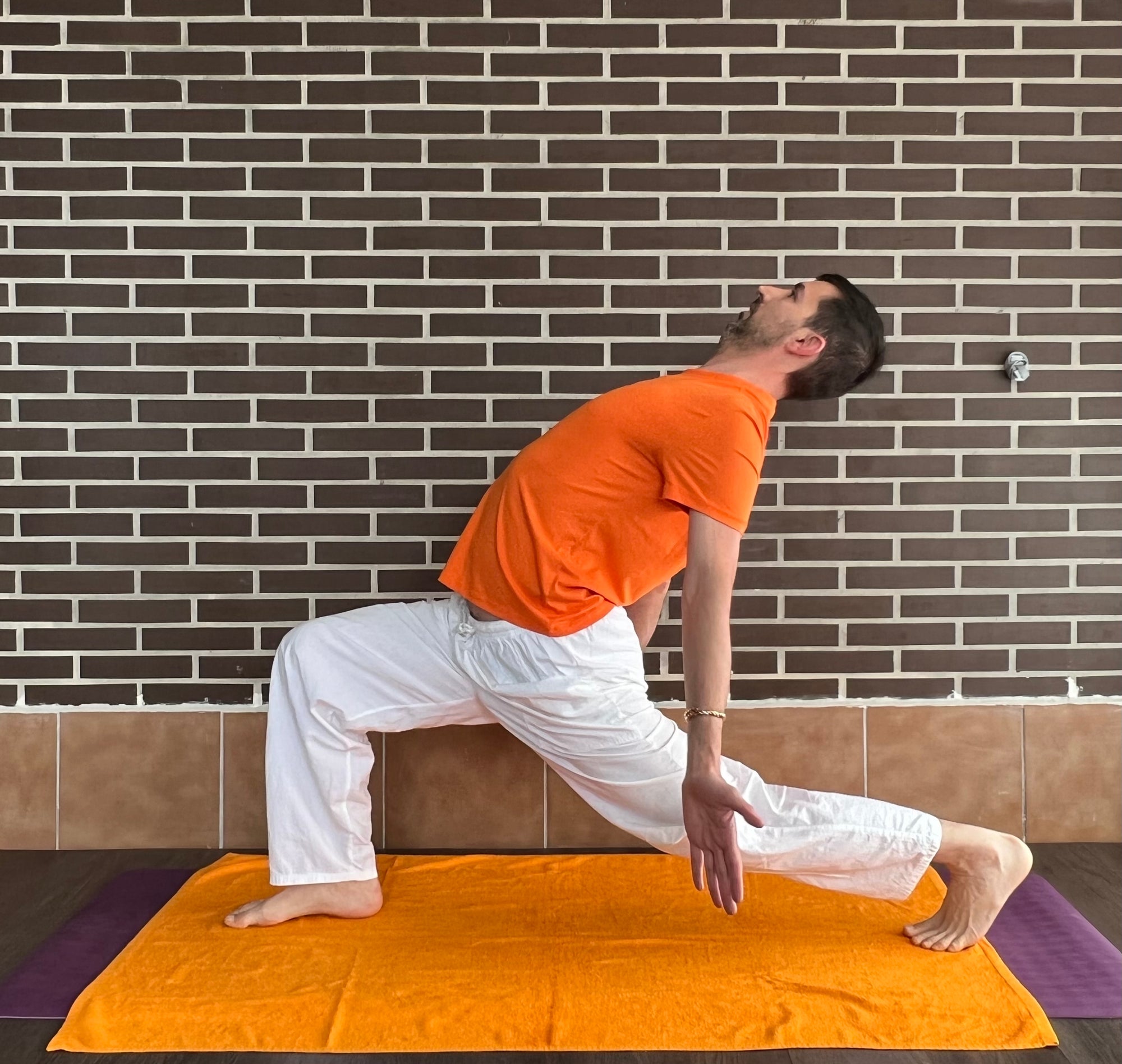 Activación y tonificación muscular con fuerte sensación de interiorización al hacer ardha bhujangasana