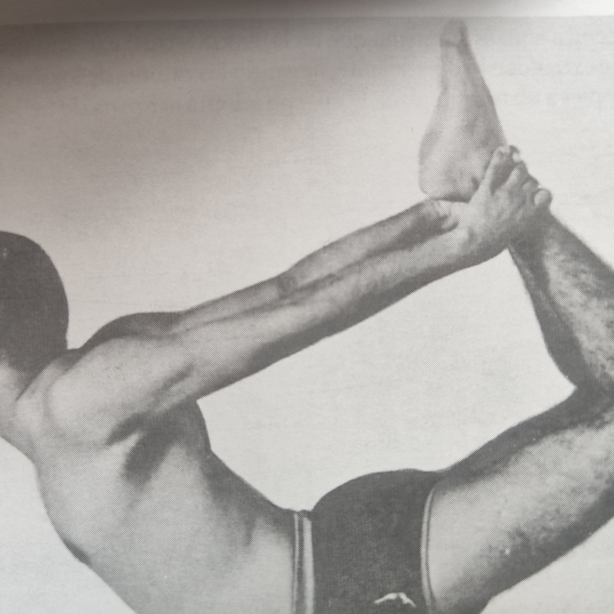 Vemos dhanurasana, una de las posturas clásicas del Hatha Yoga Pradipika
