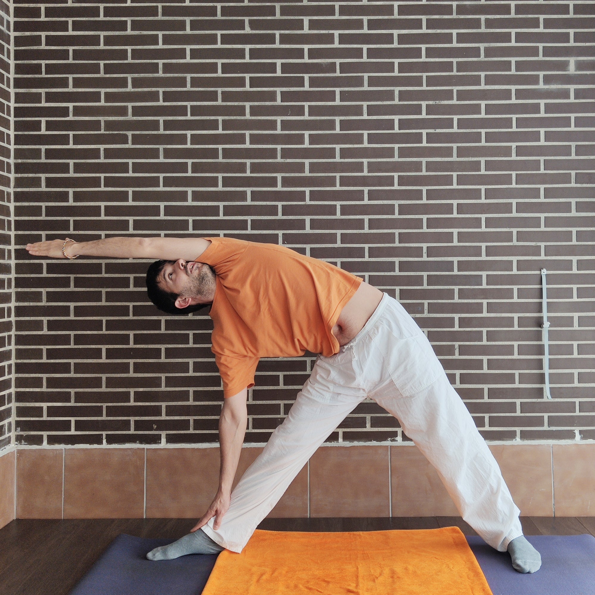 Trabajamos la columna y la respiración con trikonasana completando la serie de columna