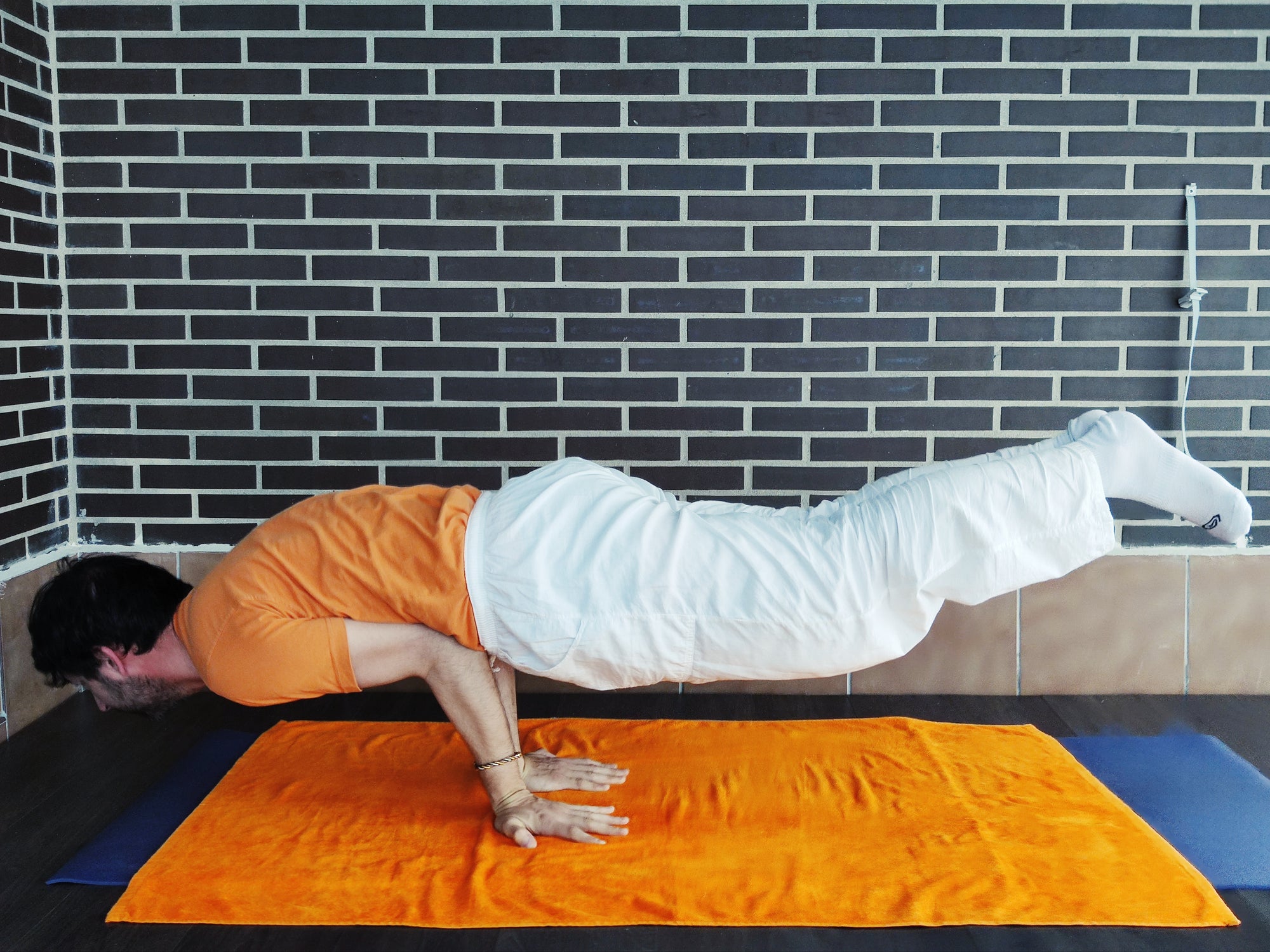 Mayurasana o "el pavo real" para eliminar toxinas almacenadas en el cuerpo