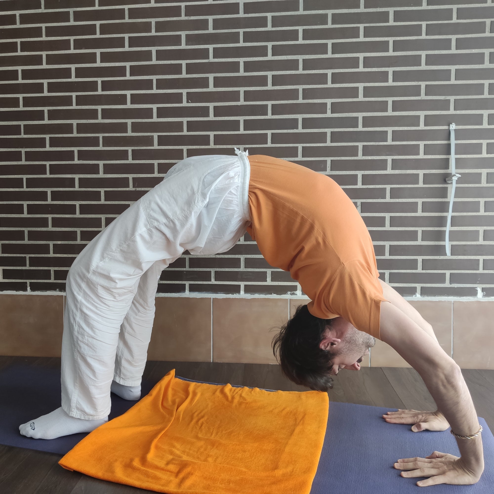 Fortalece y tonifica la columna haciendo chakrasana o "la rueda"