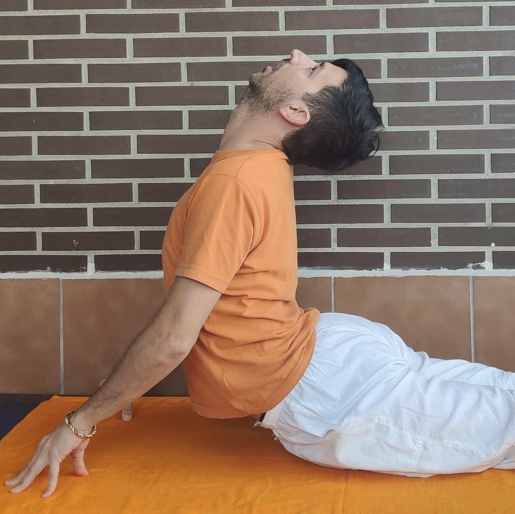 Tonifica los músculos profundos de la espalda haciendo bhujangasana