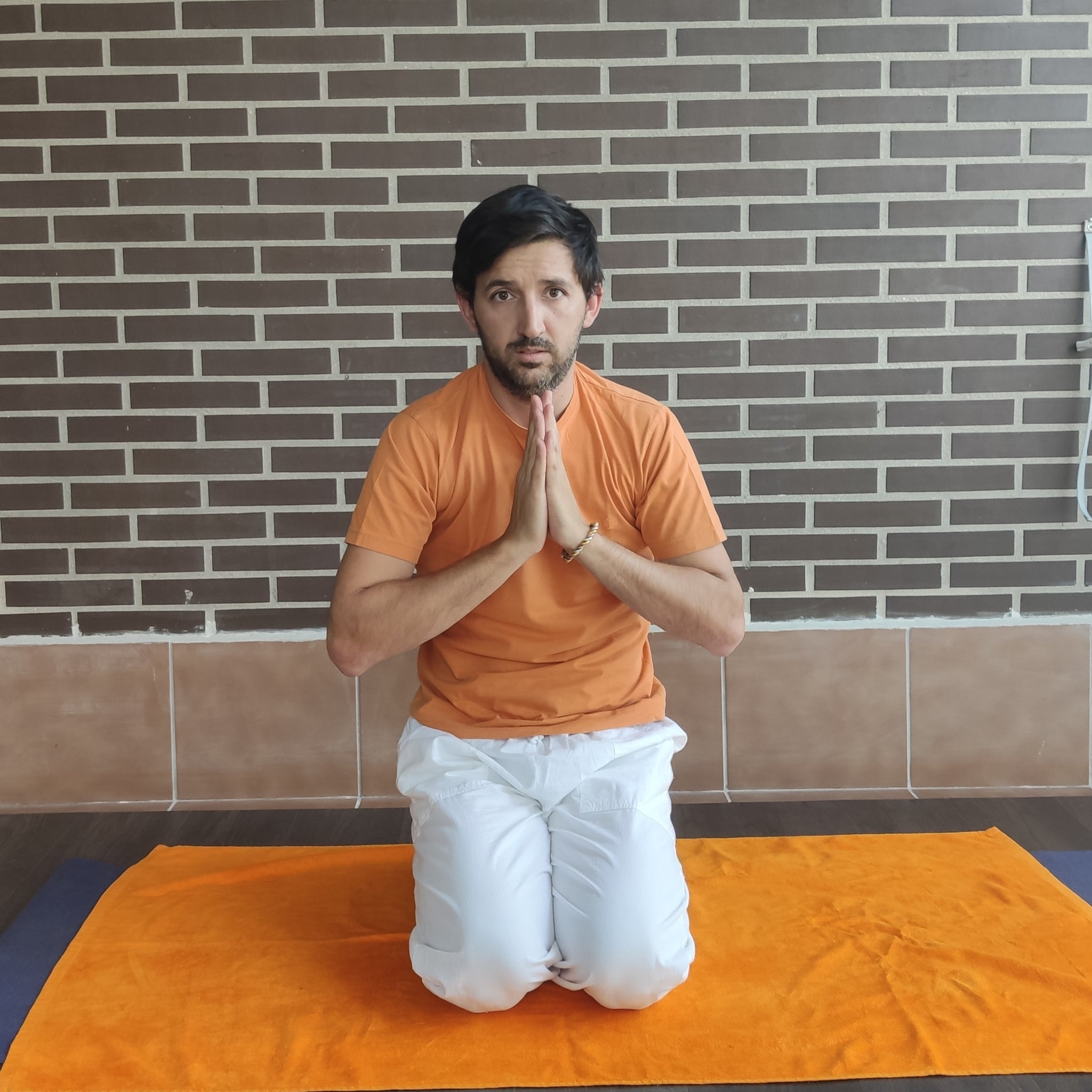 Te presento un ejercicio muy energético, que induce a la meditación inspirado en Kaivalya Upanisad