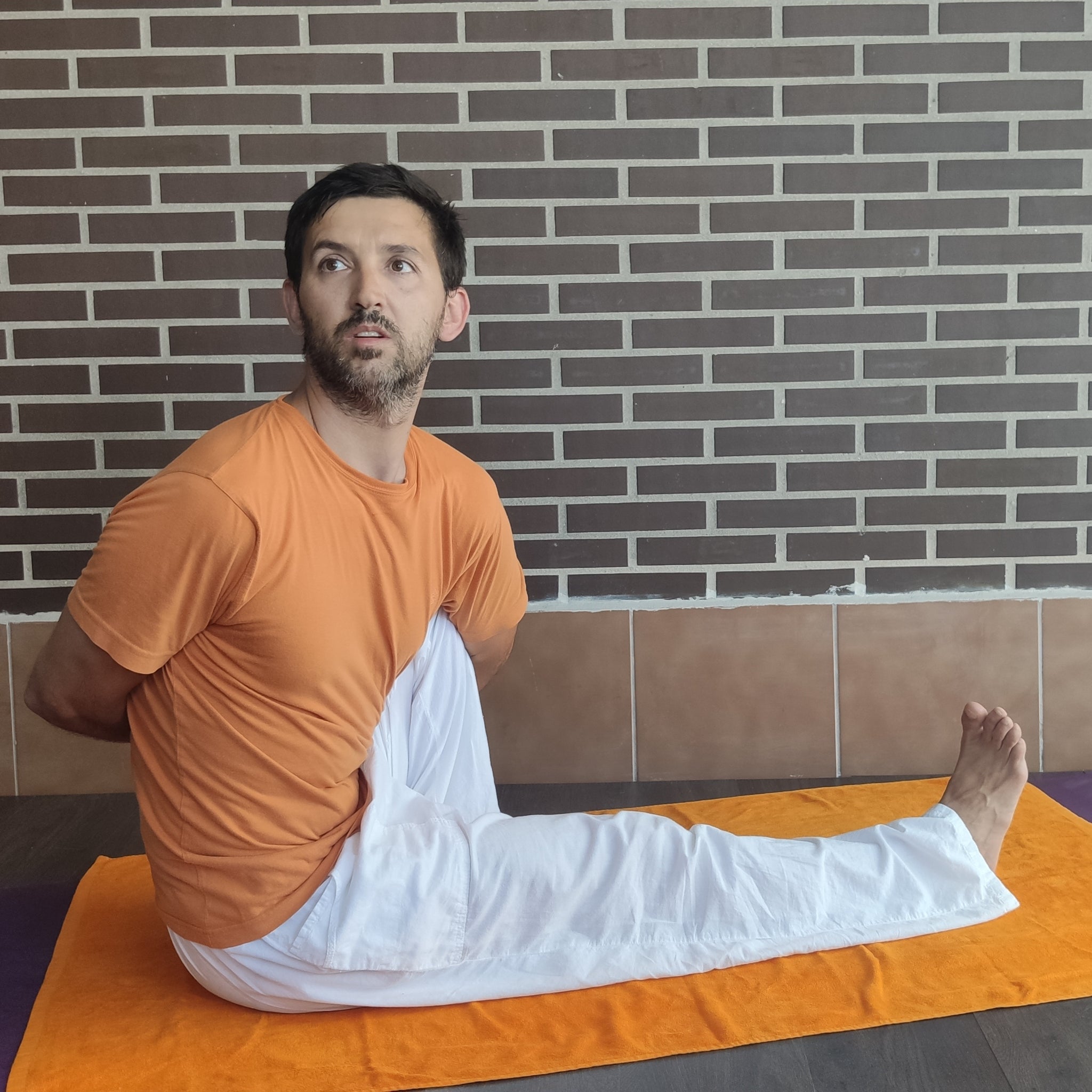 Mareechyasana o la postura del "gran sabio" que ayuda a estirar y tonificar la flexibilidad de la columna