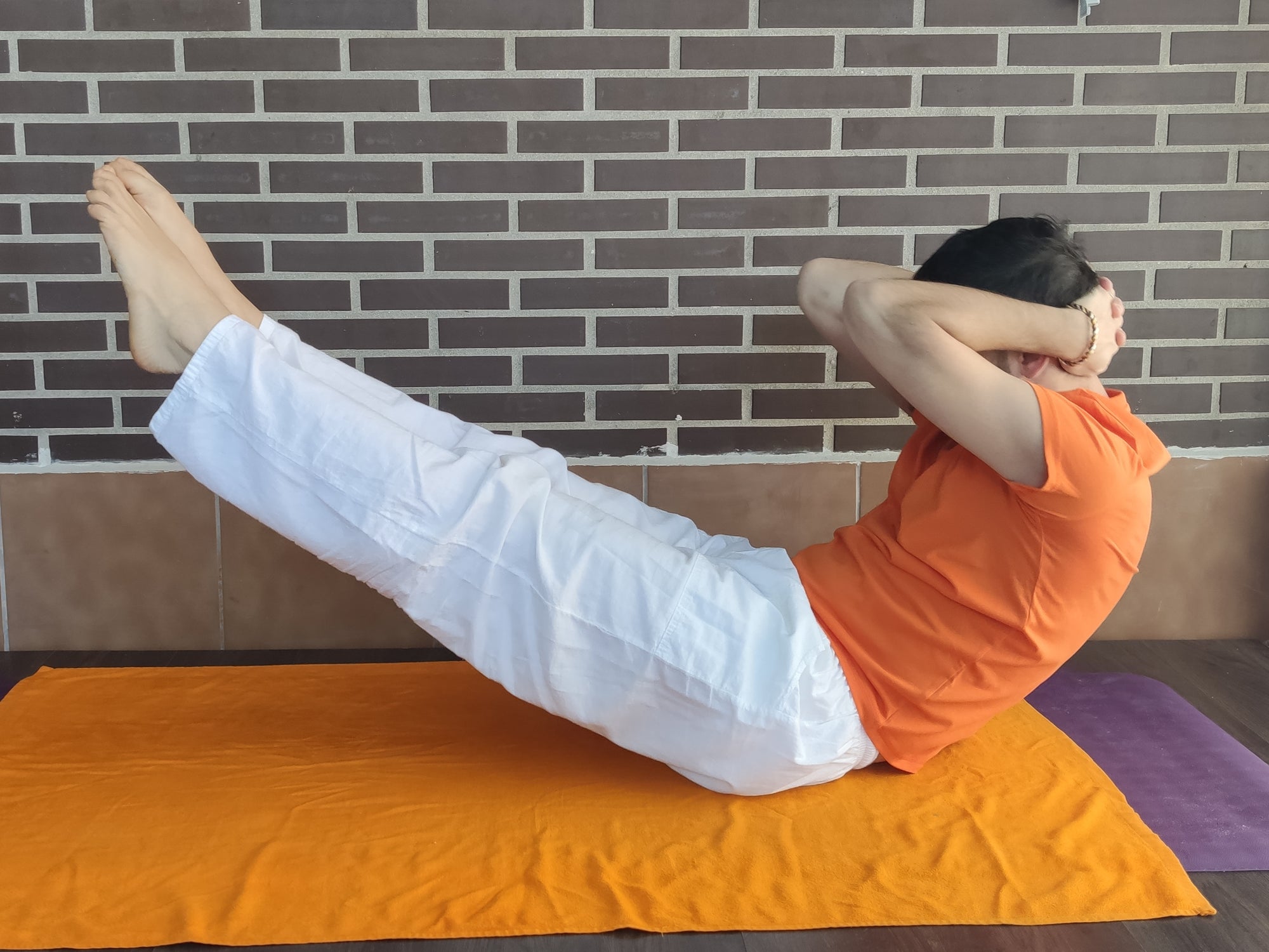 Fortalecemos la columna y el abdomen con ardha navasana o la media barca